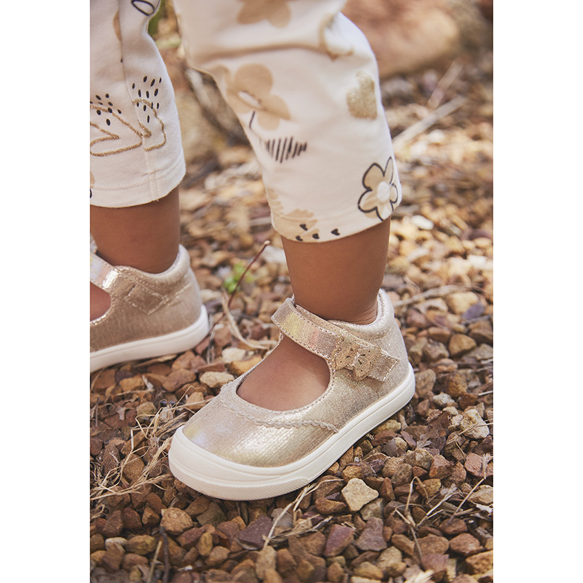 Babies doradas con velcro y detalle de mariposa para bebé niña  Additional Babies doradas con velcro y detalle de mariposa para bebé niña