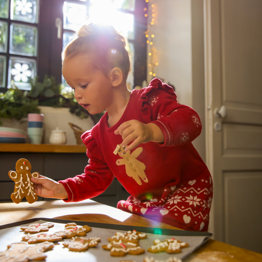 Vestido de punto jacquard con motivos navideños para niña bebé. 