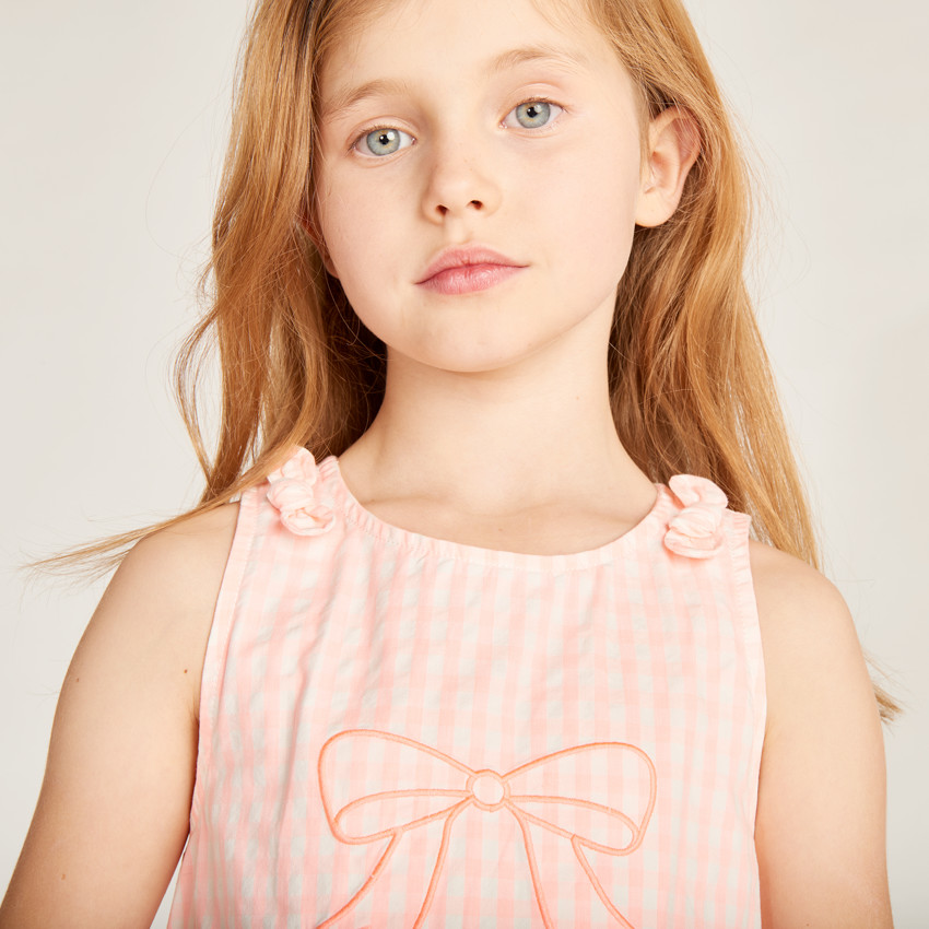 Vestido sin mangas de vichy con lazo bordado para niña 