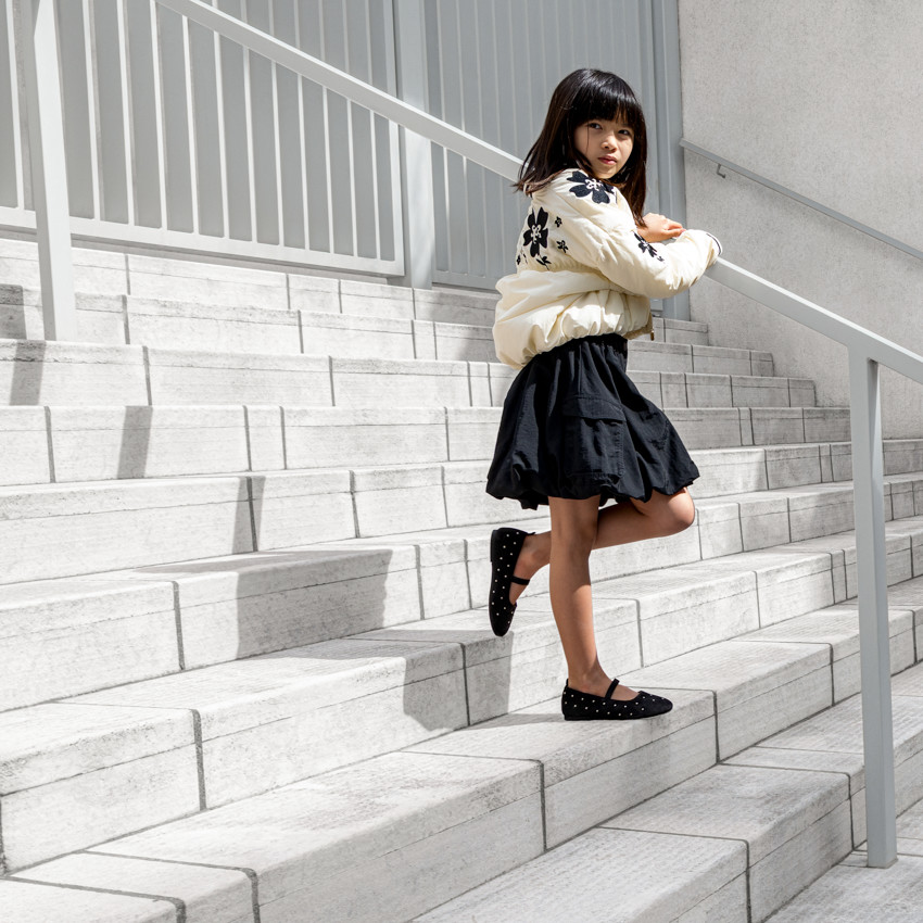 Bomber de tela con efecto arrugado y bordados florales para niña 