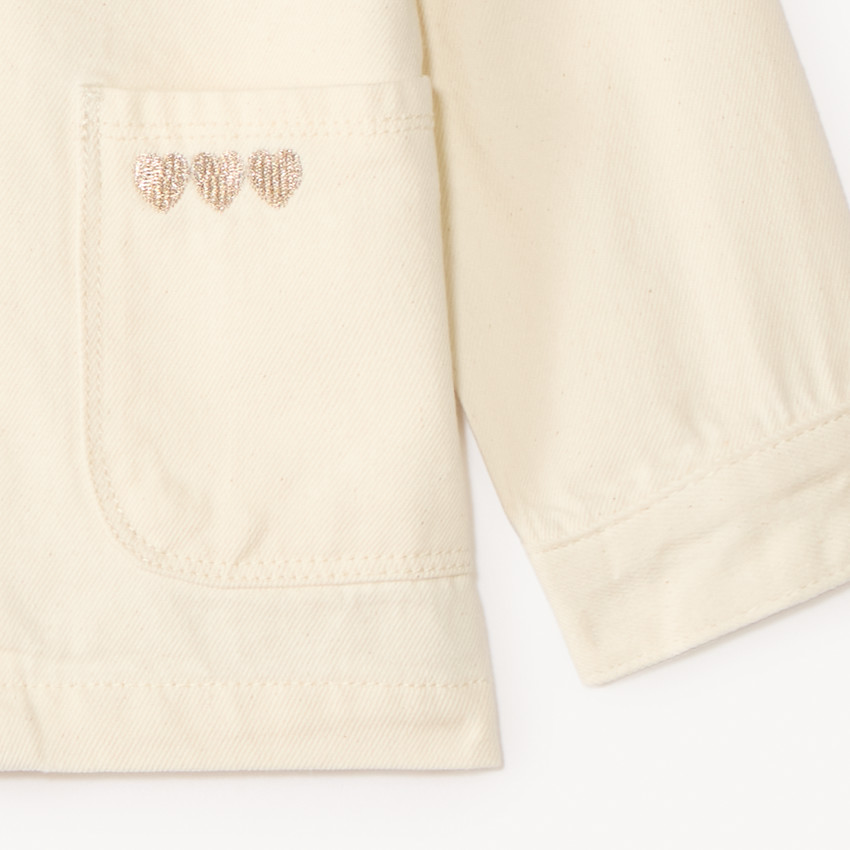 Chaqueta de mezclilla lisa con bordado de corazones para niña bebé. 
