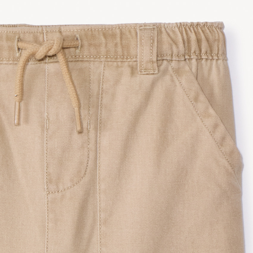 Pantalón liso con bolsillos de parche para bebé niño 