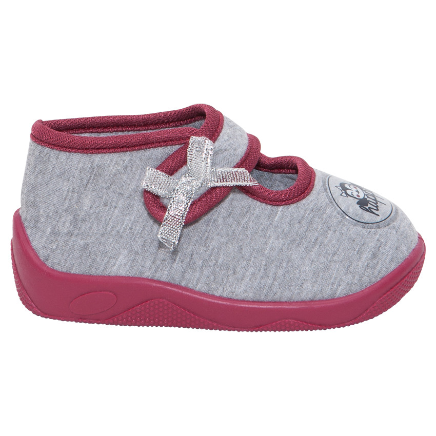 Zapatillas subidas con forma de merceditas con parche y lazo 