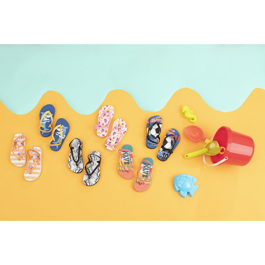 Chanclas con tira negra y estampado de balón de fútbol 