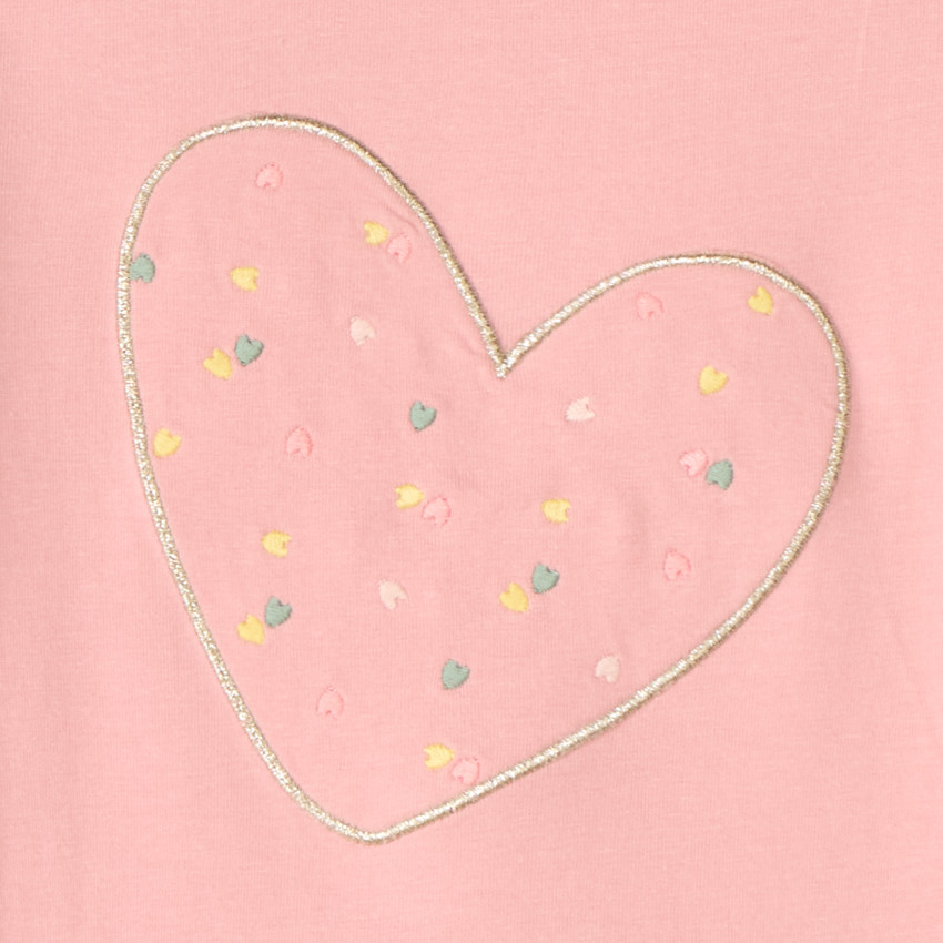 Camiseta de manga corta con bordado de corazón para niña. 