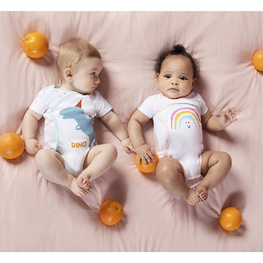 Pack de 7 bodies manga corta de algodón con estampados coloridos. 