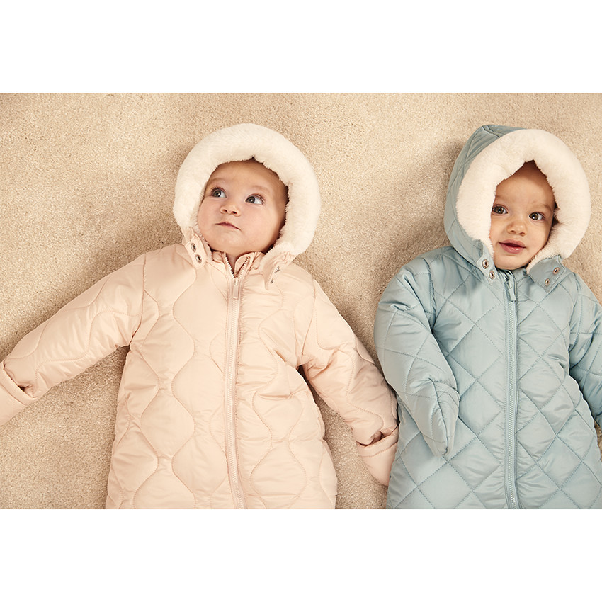 Pelele acolchado a cuadros para bebé niño con acabados diferentes según la edad 