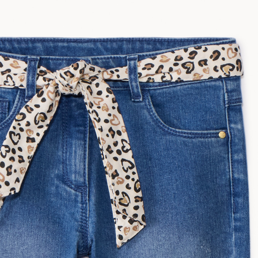 Jeans slim con cinturón pañuelo estampado para niña 