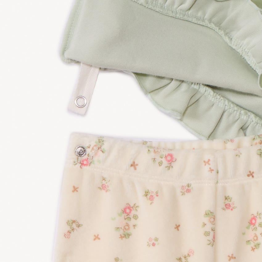 Pyjama 2 pièces en velours pour bébé fille avec finitions différentes selon l'âge 