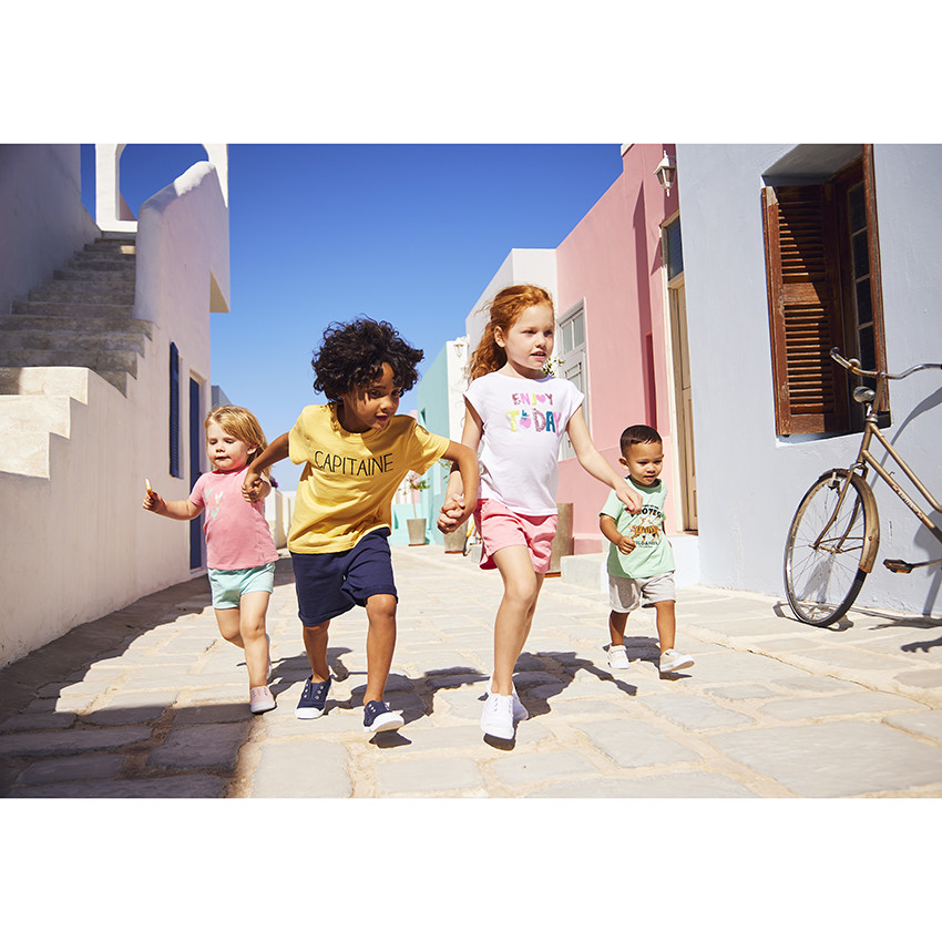 Short de sarga con bolsillos con volantes para niña 