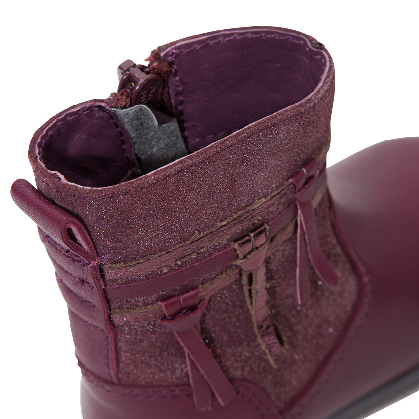 Botines de piel con brillos y flecos de fantasía 