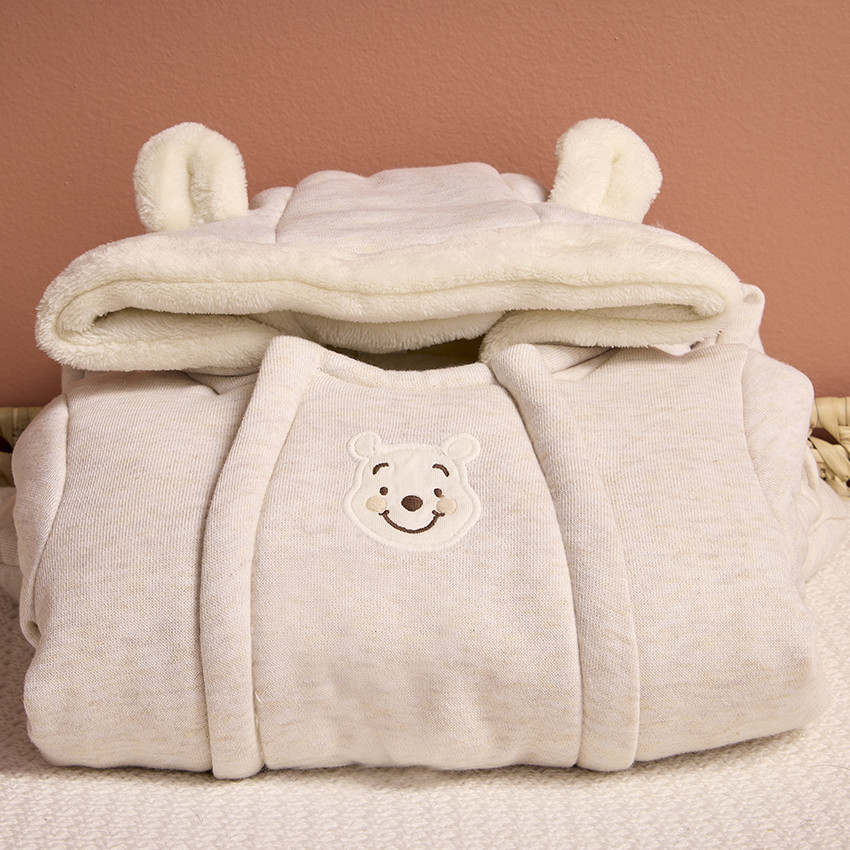 Buzo Winnie Disney para bebé con diferentes acabados según la edad 