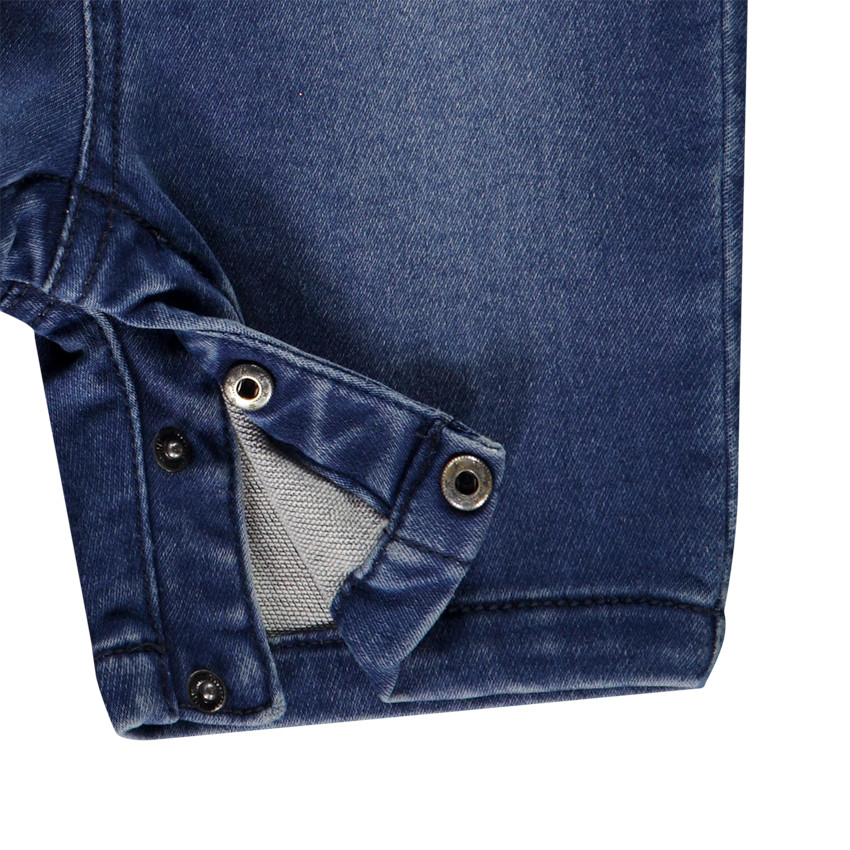 Salopette corta con motivo de velero en relieve para bebé niño 