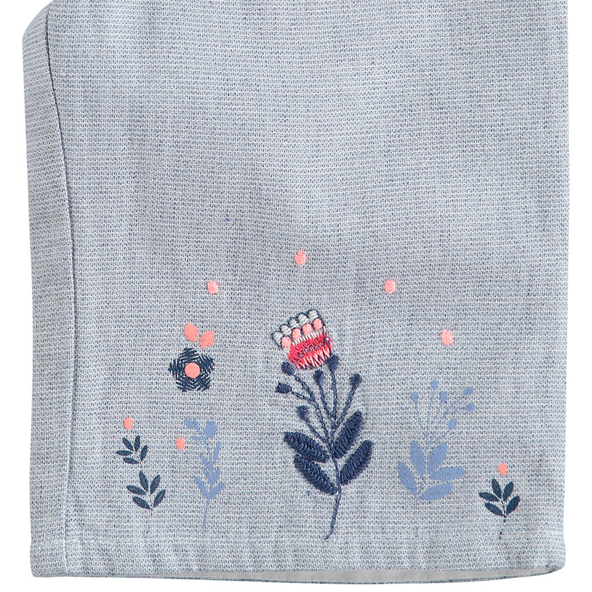 Pantalón amplio con dibujos florales bordados 