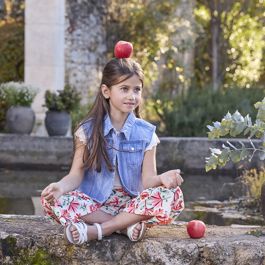 Pantalón fluido y amplio estampado floral para niña. 