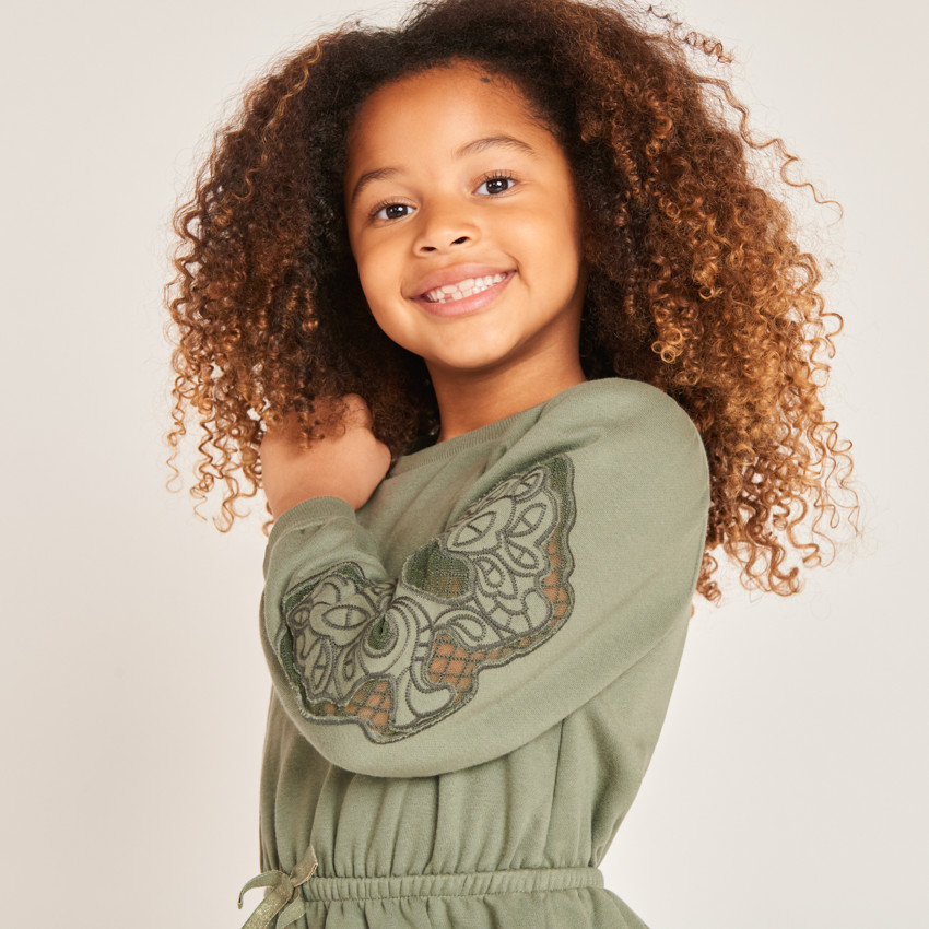 Vestido de manga larga de felpa bordado para niña 