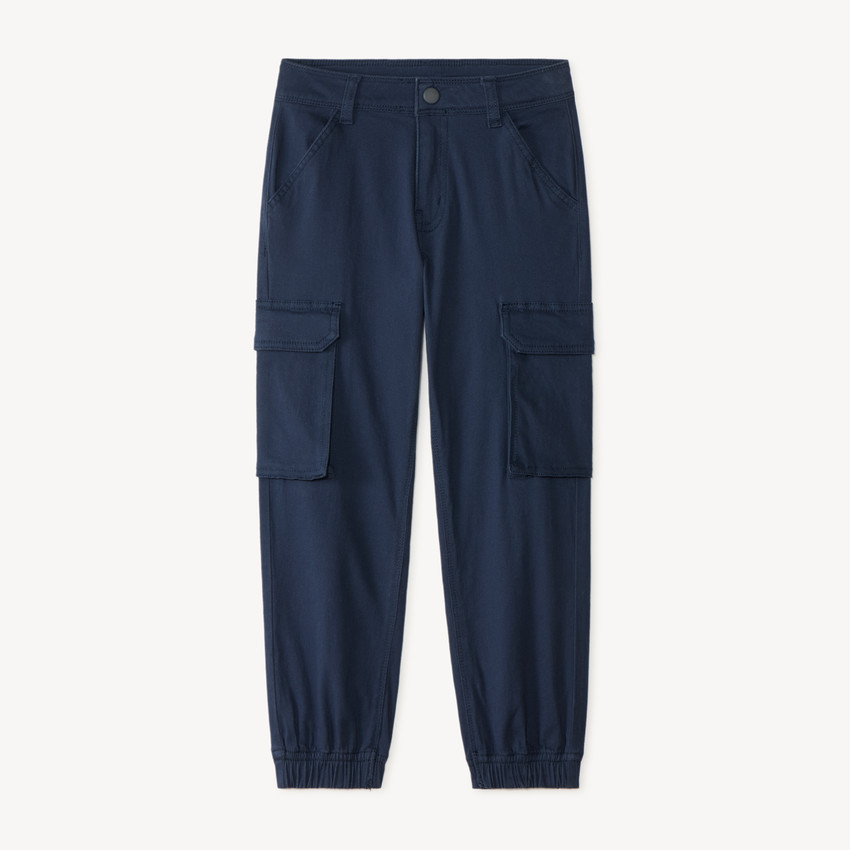 Pantalón cargo liso con dos bolsillos con fuelle para niño 