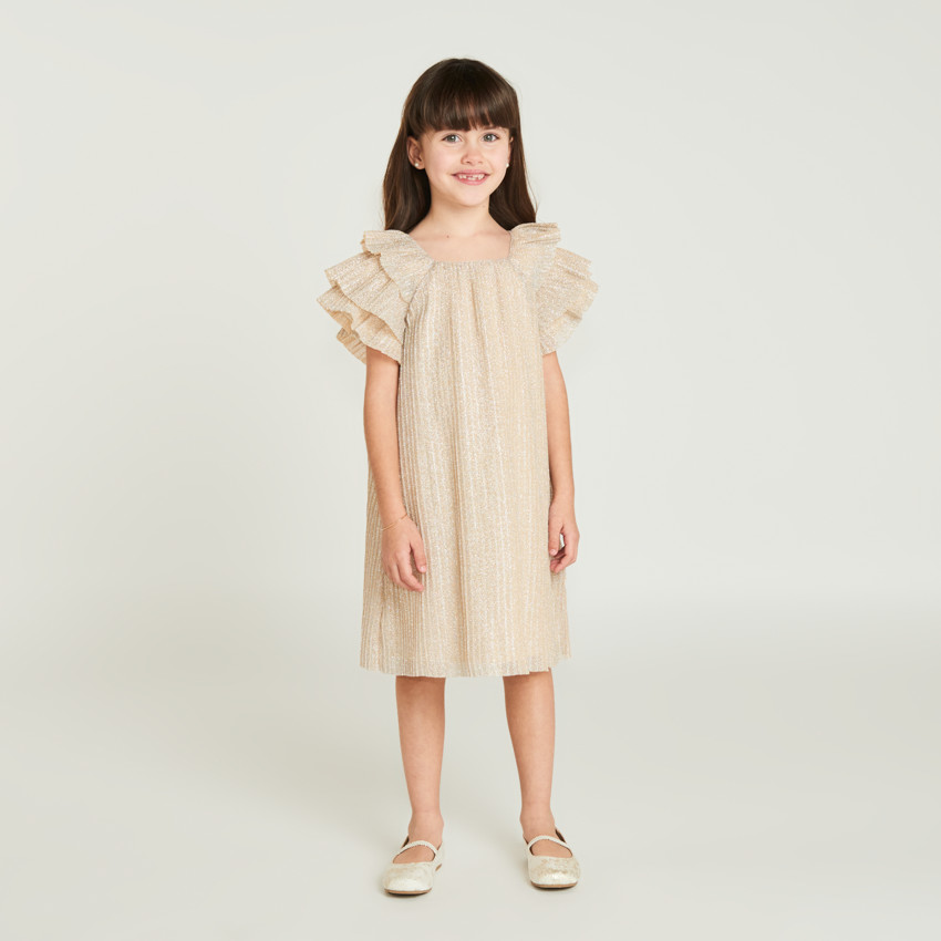 Ropa de niña con mangas cortas y estampado brillante de mariposas. 
