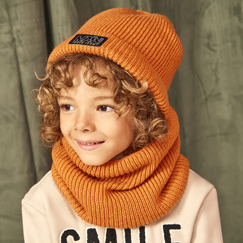 Conjunto de punto con gorro y snood unicolor para niño 
