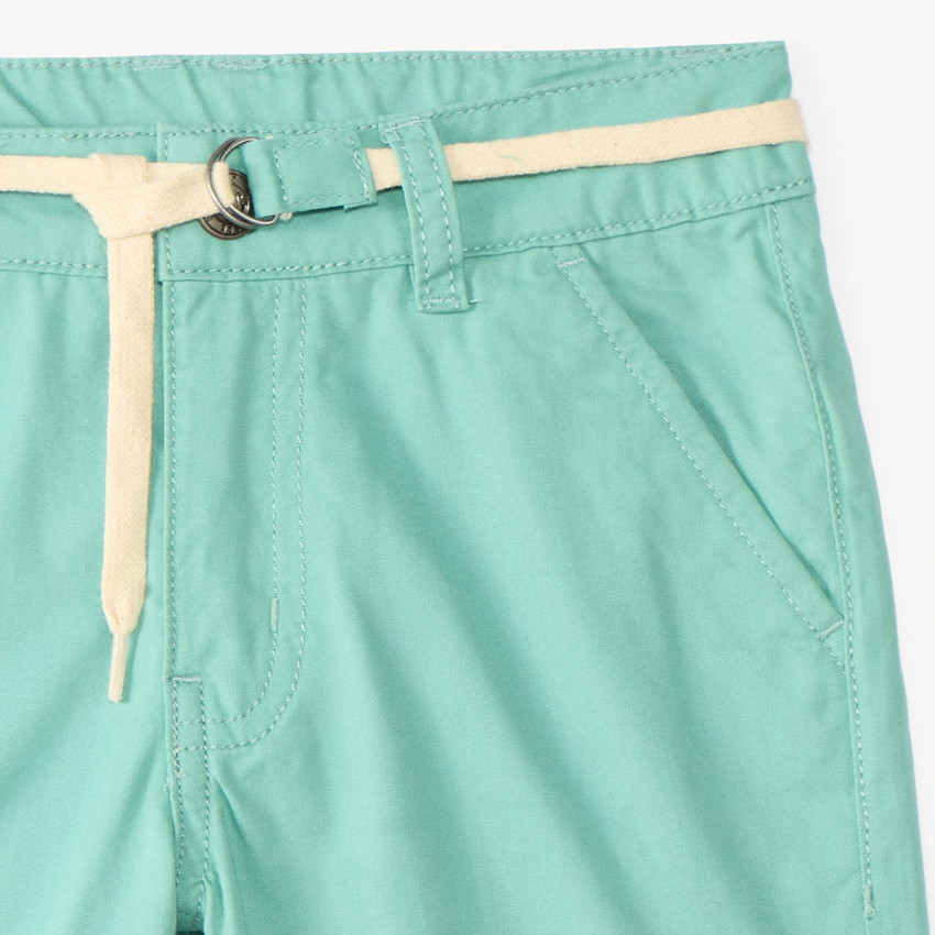 Bermudas de tela lisos con cinturón de lazo para niño. 