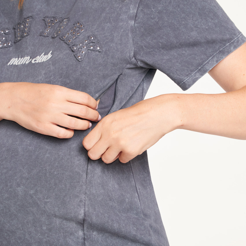 Camiseta de maternidad y lactancia de manga corta con diseño. 