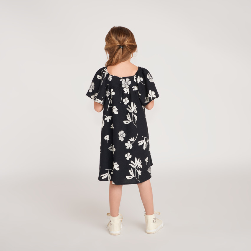Ropa de niña con estampado de flores y mangas cortas. 