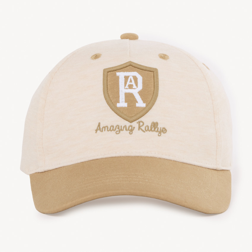 Gorra bicolor con parche bordado para niño. 