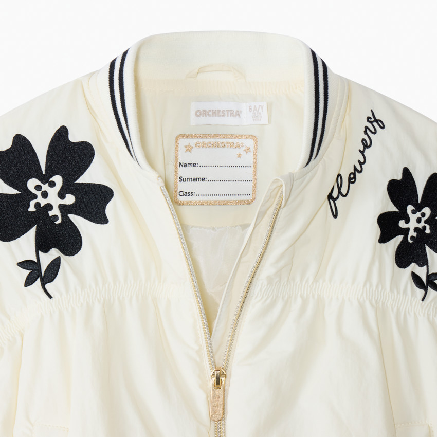 Bomber de tela con efecto arrugado y bordados florales para niña 