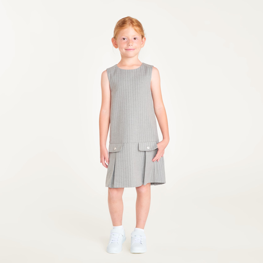 Vestido de niña sin mangas plisado a rayas. 
