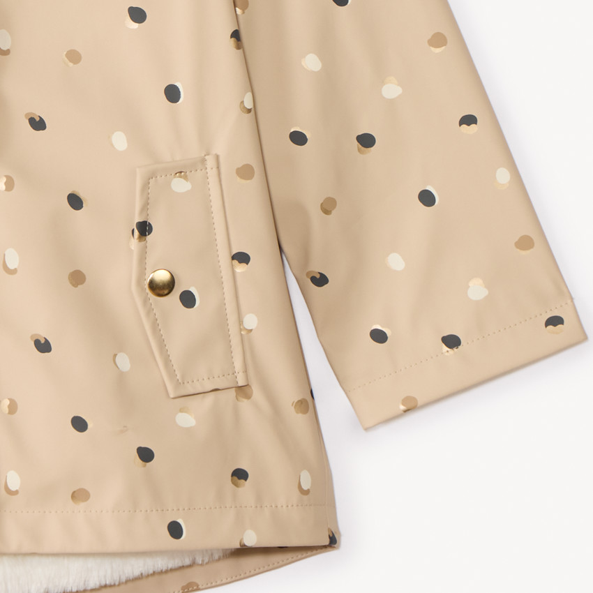 Parka de goma con estampado de lunares y forro para niña. 