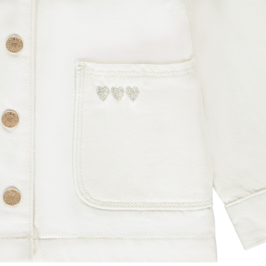 Chaqueta de mezclilla tipo worker con corazones bordados para niña. 