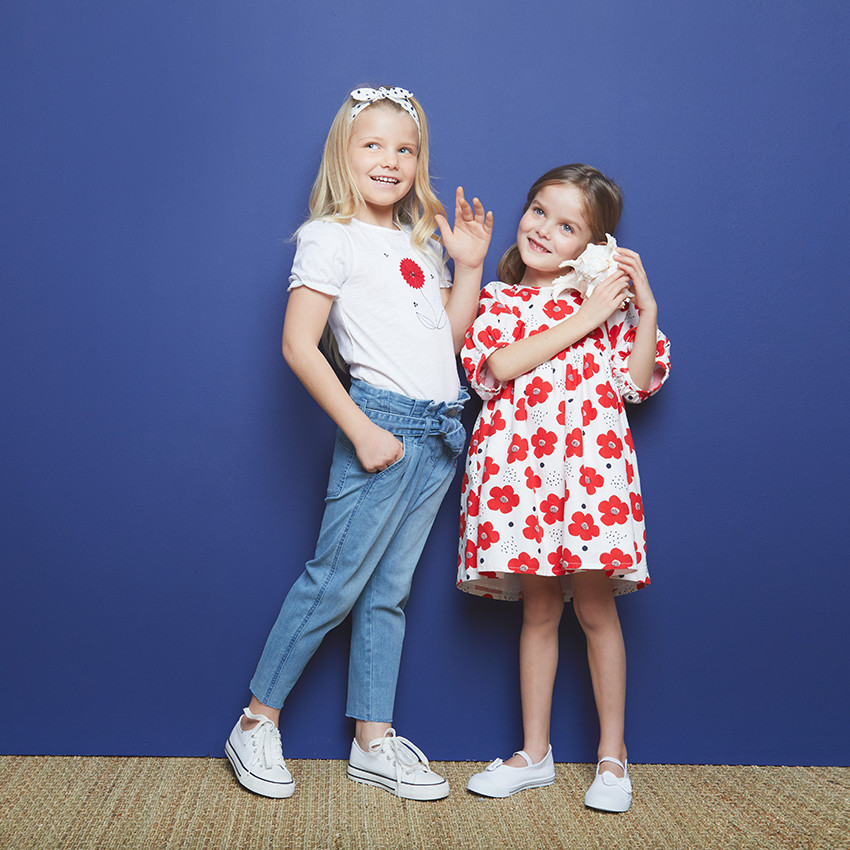 Jeans tiro alto flores bordadas 