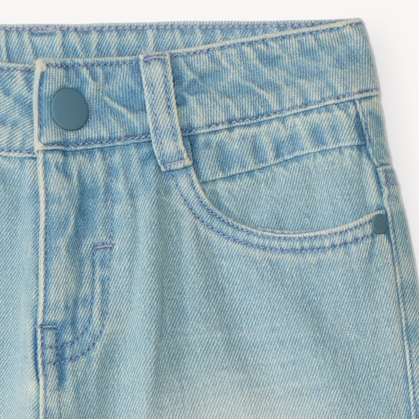Pantalón corto de mezclilla clara para niño 