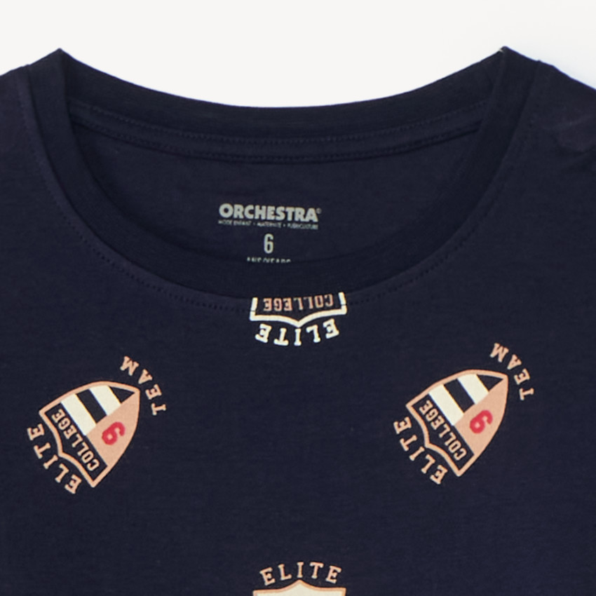 Pijama largo de 2 piezas para niño con estampado de insignias escolares. 