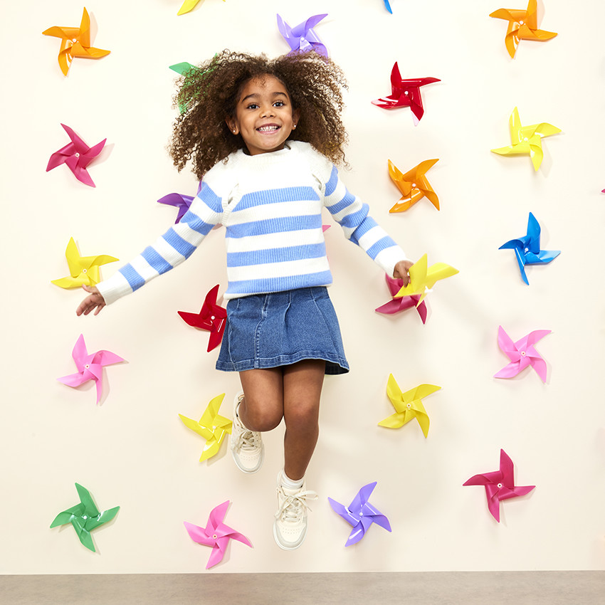 Suéter de punto rayado con mangas caladas para niña 