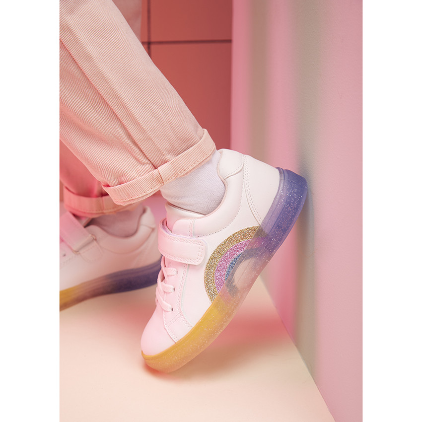 Zapatillas bajas con cordones y velcro con estampado de arcoíris para niña. 