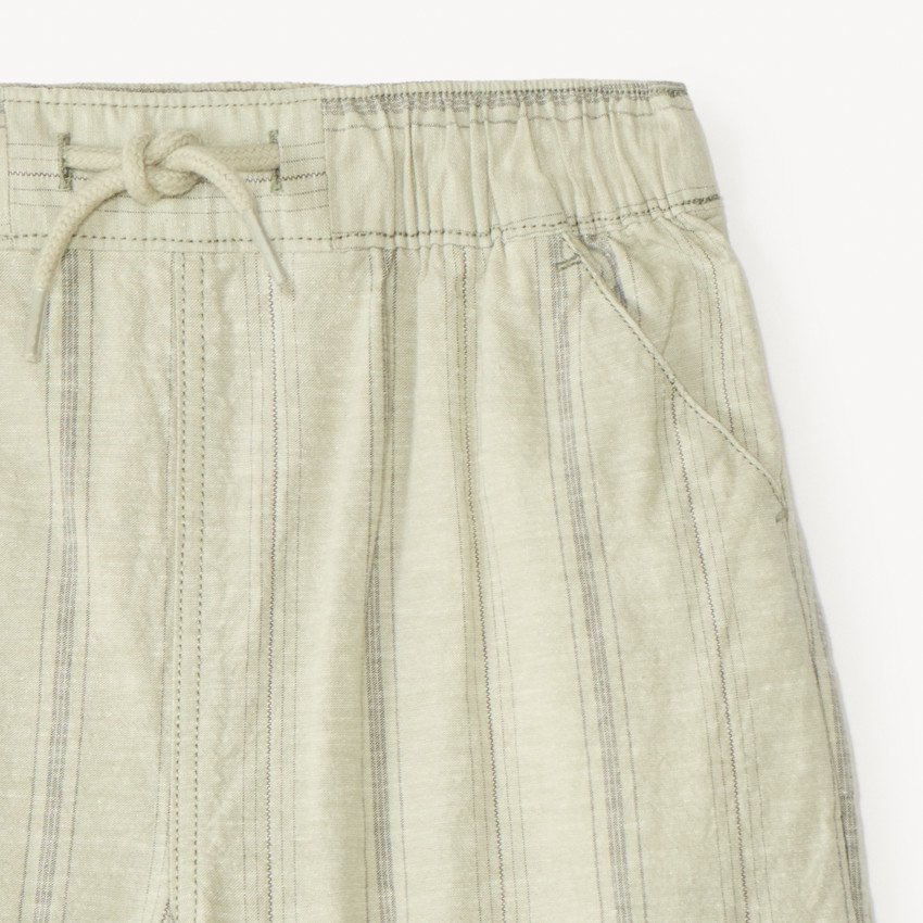 Bermudas de tela con finas rayas para niño 