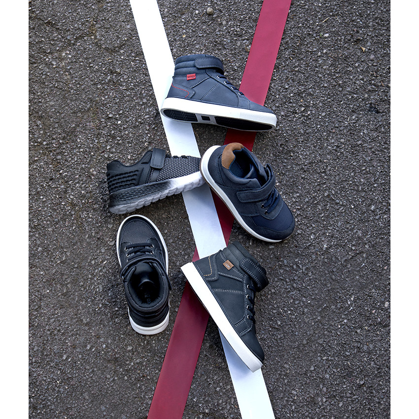 Botines azules con cordones y velcro para niño. 