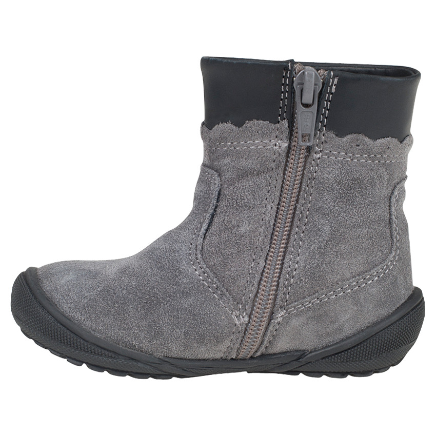 Botines de piel serraje de color gris con pompones con fantasía con cremallera 