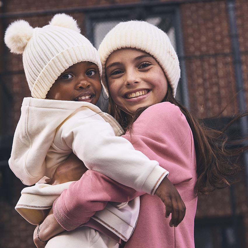 Bonnet en tricot avec pompons pour bebe fille Orchestra