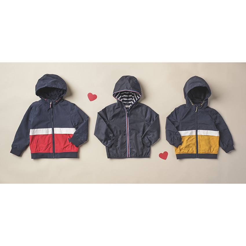 Cortavientos azul marino con forro de punto de rayas 