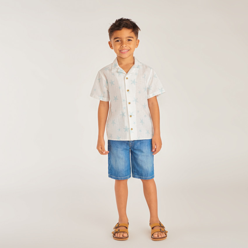 Camisa de manga corta con cuello cubano y estampado de estrellas de mar para niño. 