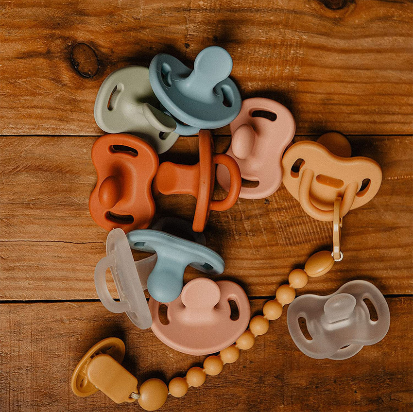 Sujetachupetes con pinza y bolitas silicona Colour Essence azul claro 