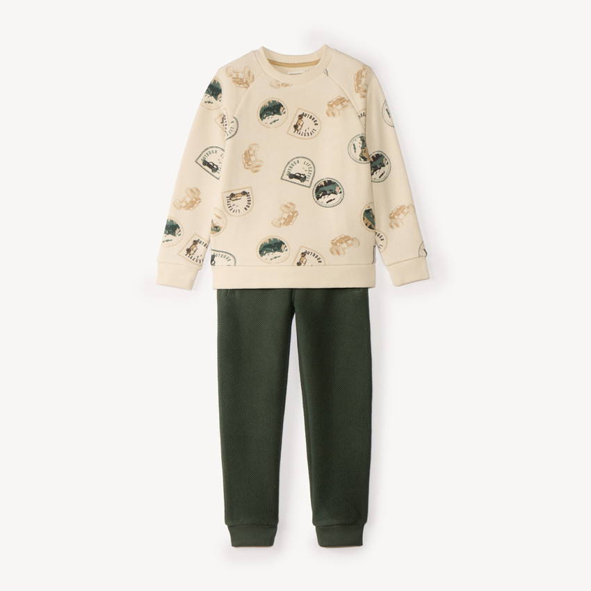 Conjunto de chándal niño con sudadera de corte oversized y estampado de sellos. 