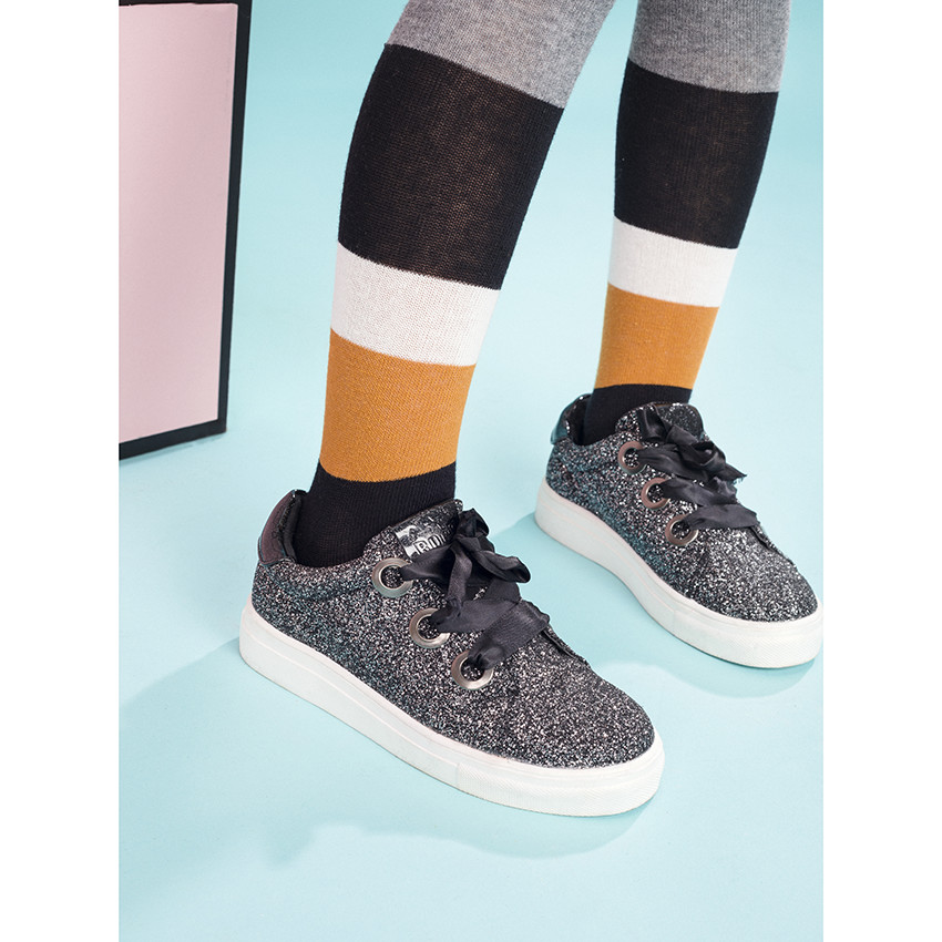 Zapatillas bajas con purpurina y cordones de satén  Additional Zapatillas bajas con purpurina y cordones de satén