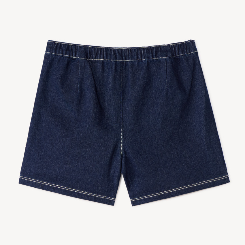 Falda corta plisada de denim para niña con hebilla en forma de corazón con strass. 