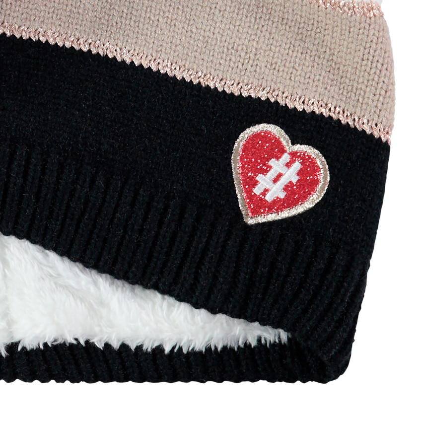 Conjunto gorro, guantes y snood  de punto con badges en forma de corazón  