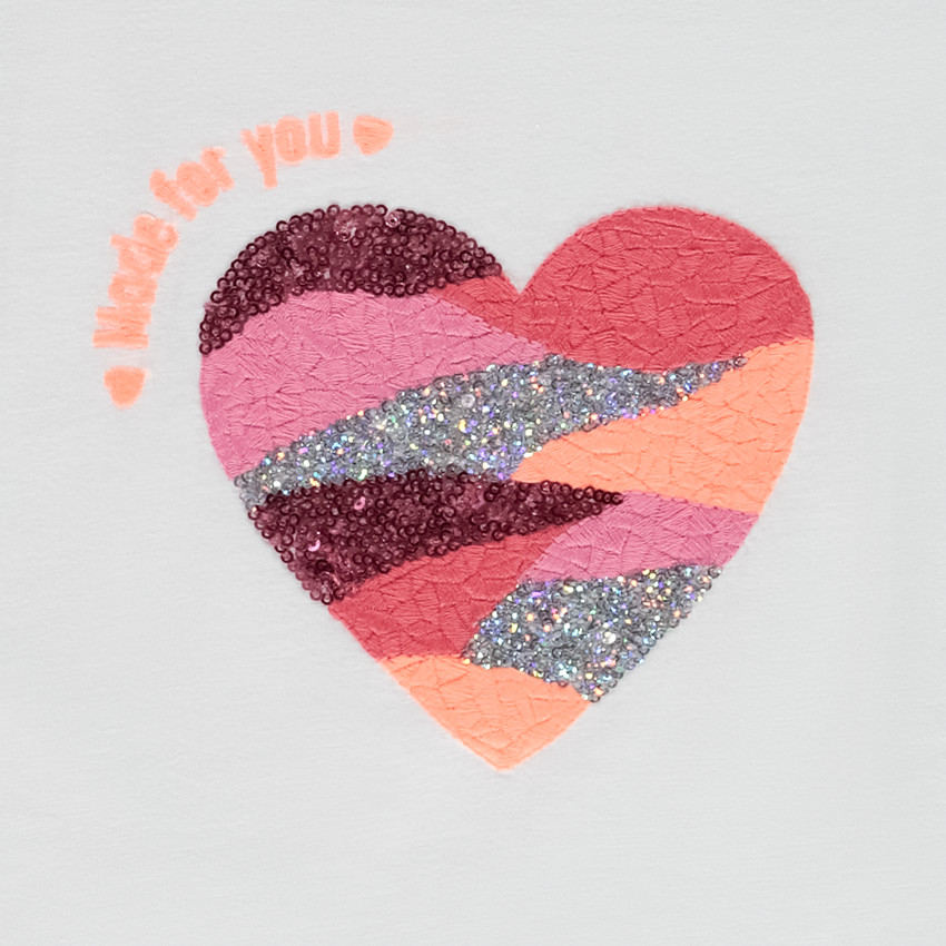 Camiseta de manga corta con motivo de corazón bordado y brillante para niña 