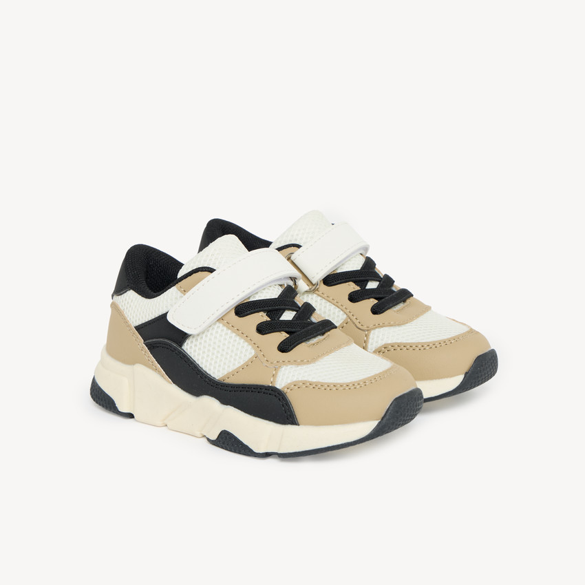 Zapatillas deportivas niño en beige y negro con velcro. 