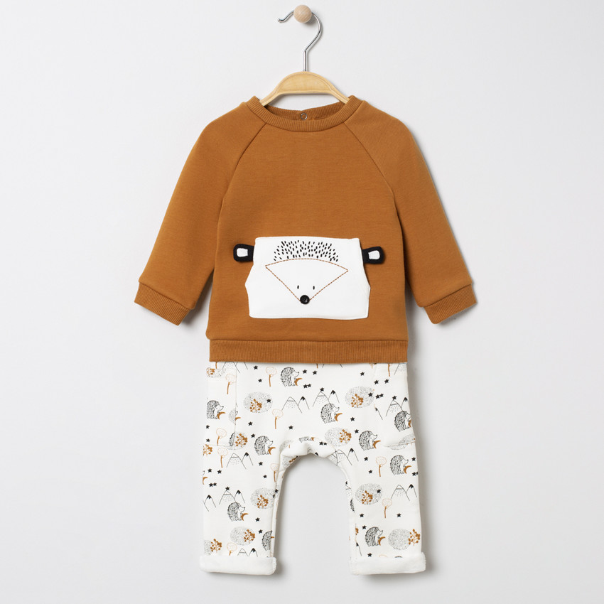 Conjunto con bolsillos canguro y erizo estampados 